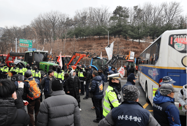 皇冠信用网会员怎么开通_韩国农民开拖拉机试图参加首尔市区集会敦促“尹锡悦下台”皇冠信用网会员怎么开通，遭拦截后与警方发生对峙