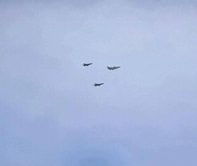 皇冠信用网出租_振奋！网友拍到2架歼-35伴飞歼-20皇冠信用网出租，中国歼-35批量服役了？