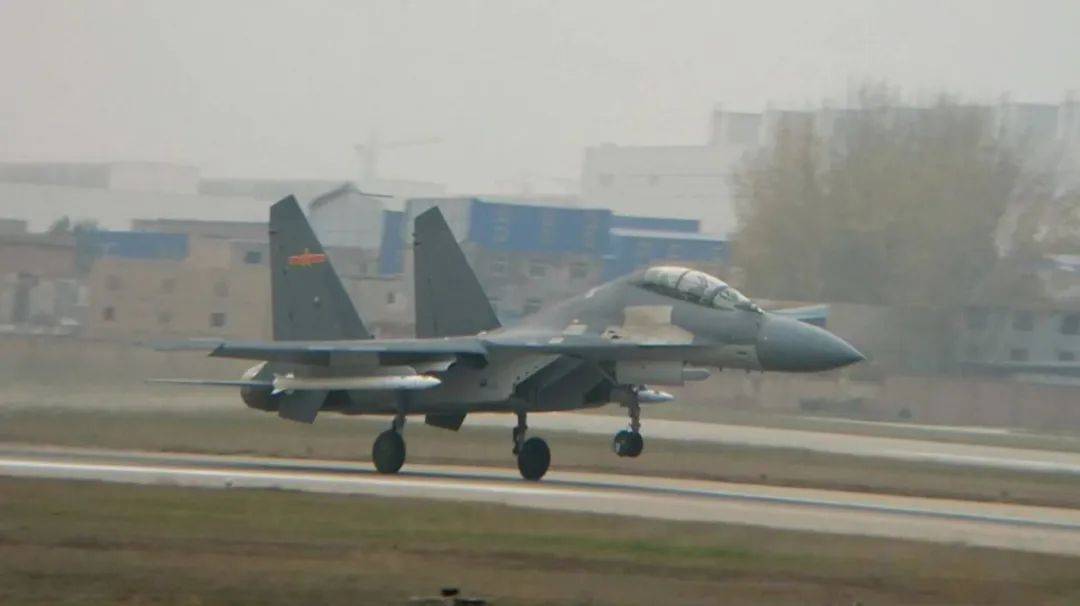 皇冠信用网出租_振奋！网友拍到2架歼-35伴飞歼-20皇冠信用网出租，中国歼-35批量服役了？