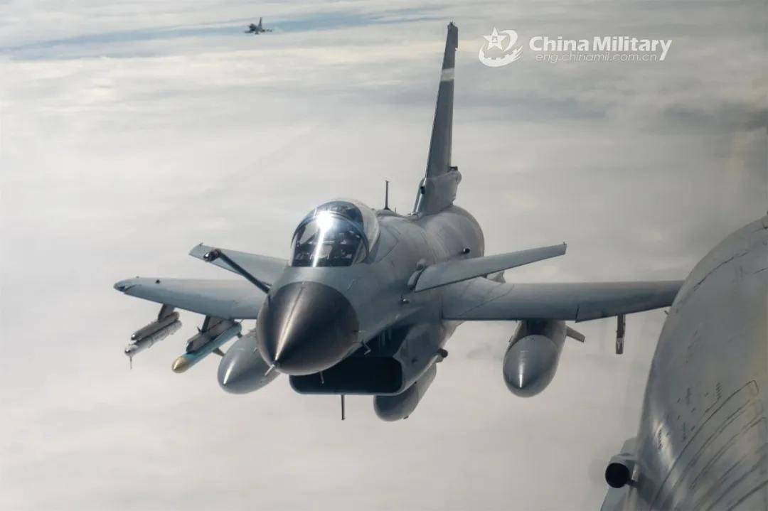 皇冠信用网出租_振奋！网友拍到2架歼-35伴飞歼-20皇冠信用网出租，中国歼-35批量服役了？