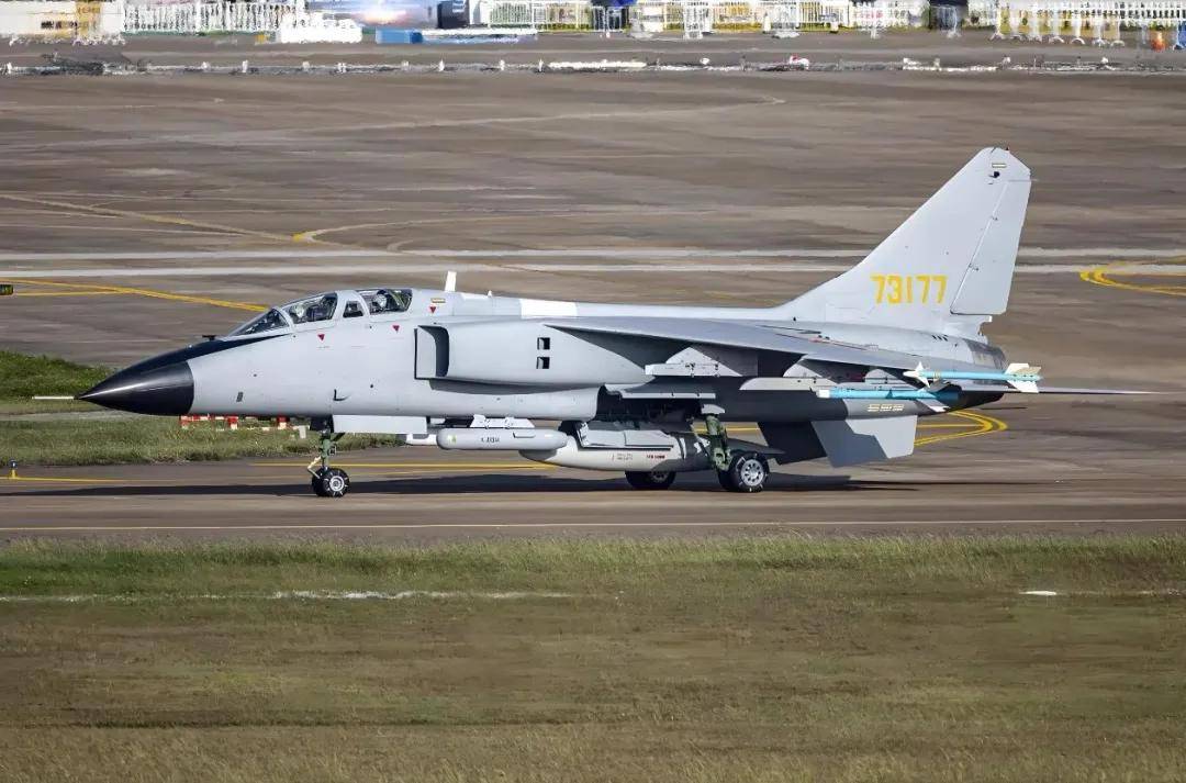 皇冠信用网出租_振奋！网友拍到2架歼-35伴飞歼-20皇冠信用网出租，中国歼-35批量服役了？