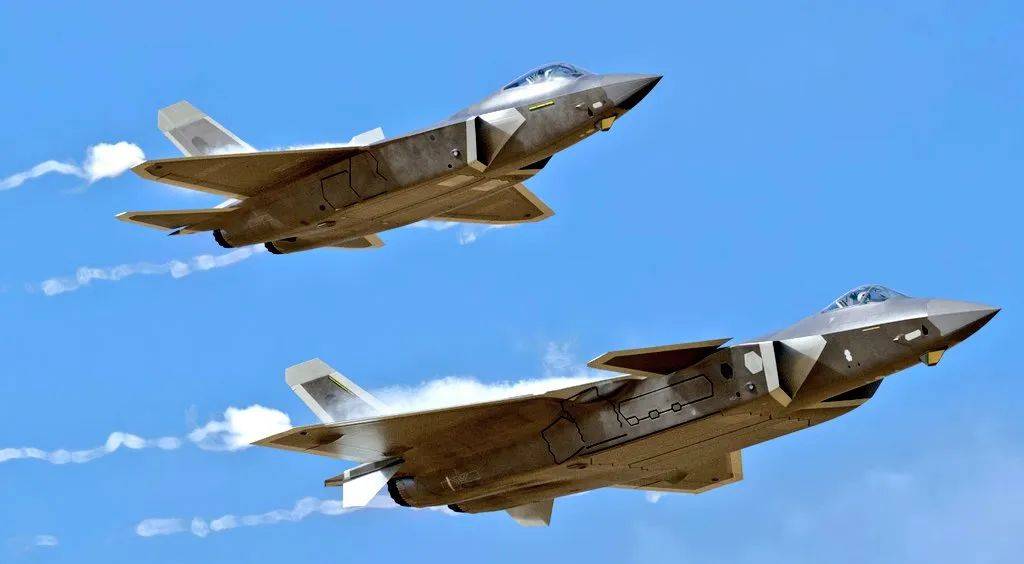 皇冠信用网出租_振奋！网友拍到2架歼-35伴飞歼-20皇冠信用网出租，中国歼-35批量服役了？