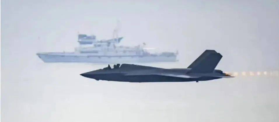 皇冠信用网出租_振奋！网友拍到2架歼-35伴飞歼-20皇冠信用网出租，中国歼-35批量服役了？