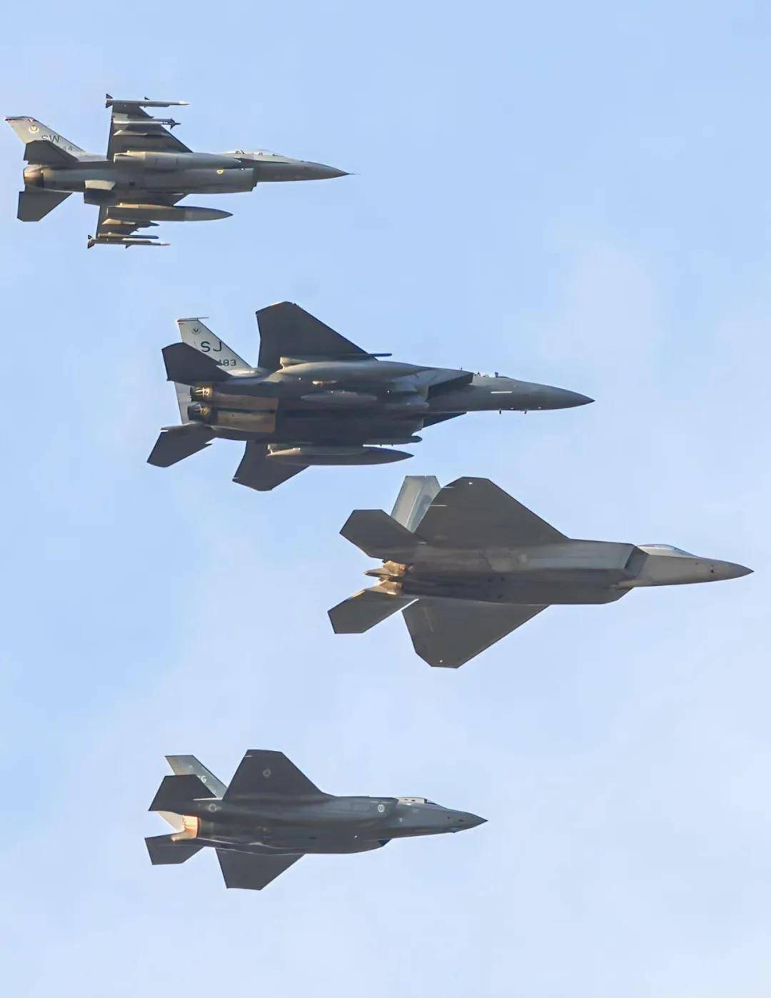 皇冠信用网出租_振奋！网友拍到2架歼-35伴飞歼-20皇冠信用网出租，中国歼-35批量服役了？