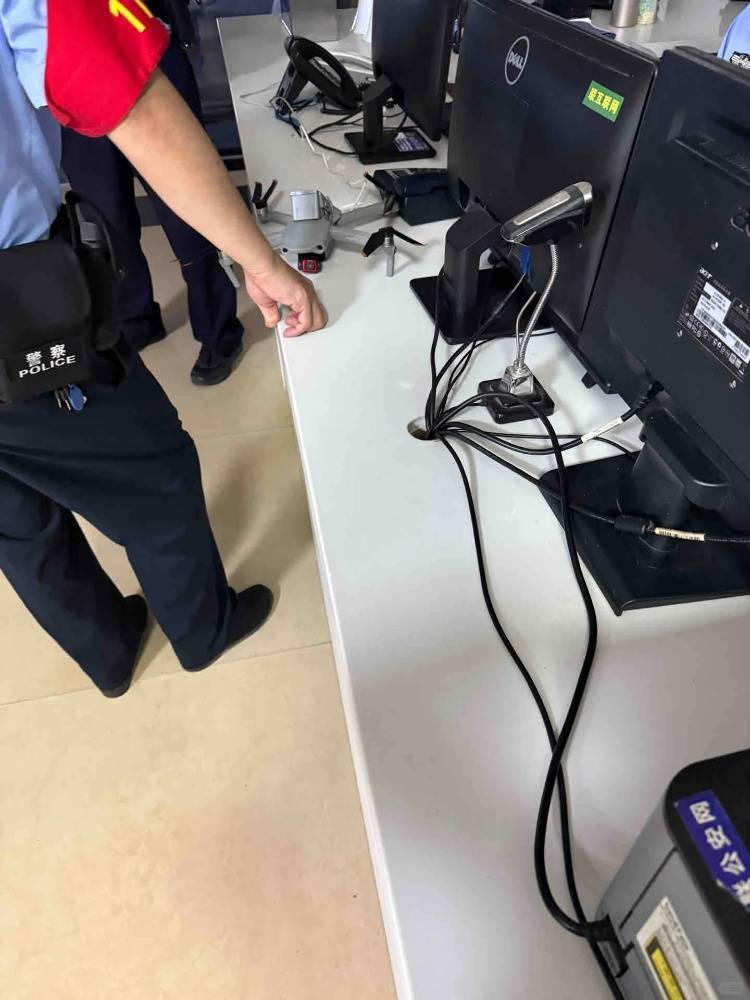 介绍个信用網网址_女子在滕王阁5楼拍照介绍个信用網网址，无人机直接冲脑袋砸过来！警方回应