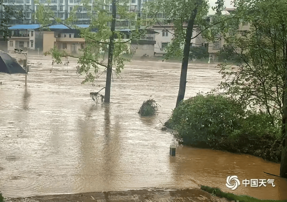 亚冠精英_湖南龙山县遭遇特大暴雨亚冠精英，一小区车库被淹，有业主移车时失联，社区书记：4人失联，正抽水搜救