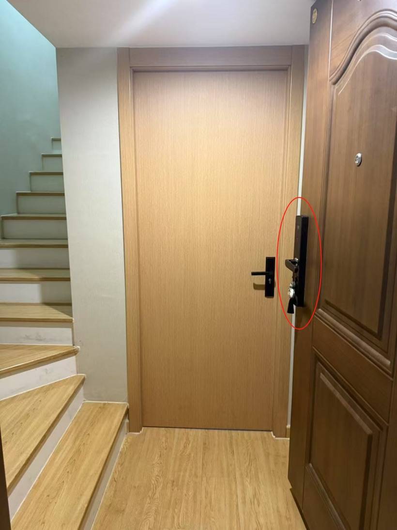 皇冠皇冠平台_“晚上11点后锁门都不行？”宁波一女租客因反锁套房大门与公寓方起冲突遭撬锁皇冠皇冠平台，律师分析