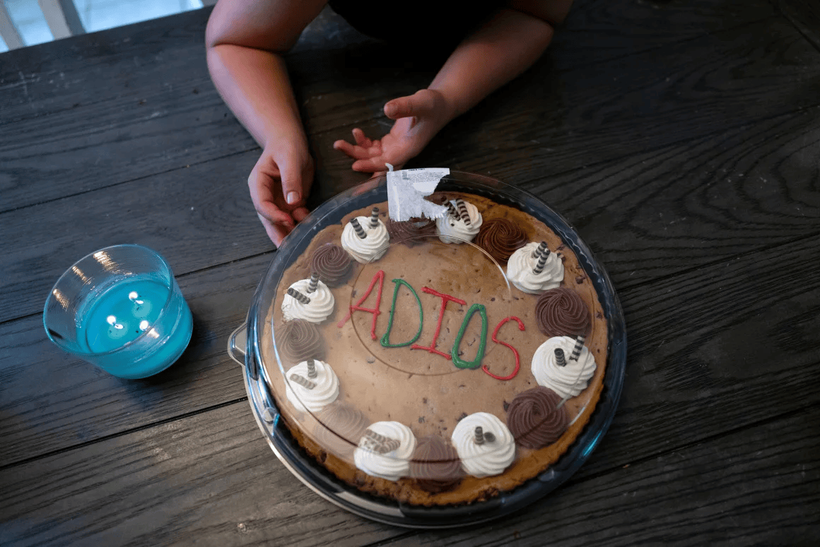 皇冠信用网代理出租_一家人自愿被驱逐出美国：“留在这里是一场赌博”