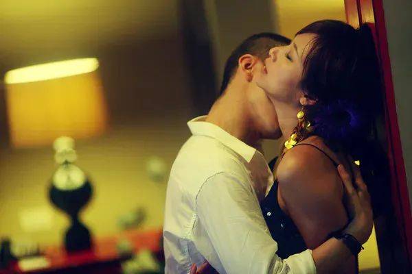 hga030皇冠网址_拍一部烧掉几亿的大烂片hga030皇冠网址，最近突然被捧“有种经济上行的美”