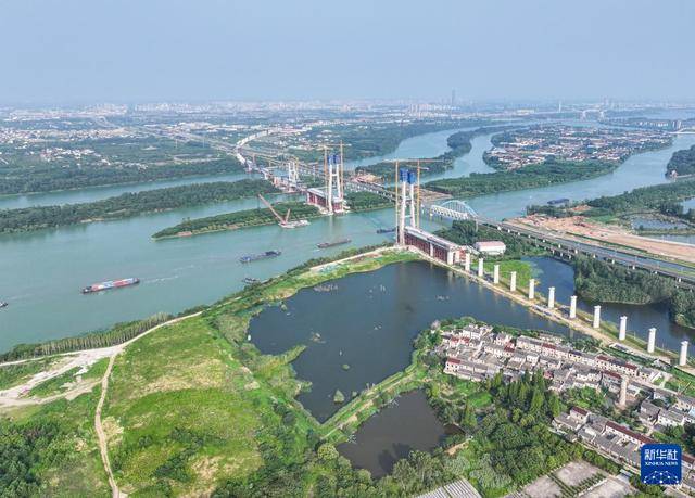 皇冠信用網哪里申请_江苏扬州:沪渝蓉高铁跨京杭运河斜拉桥建设有序推进