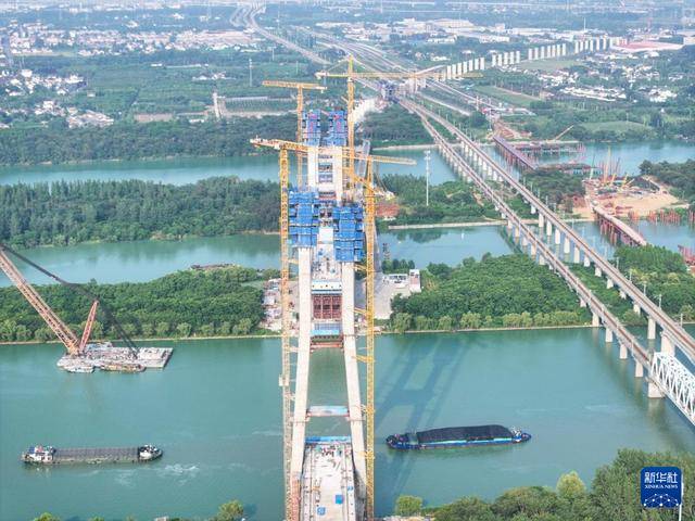皇冠信用網哪里申请_江苏扬州:沪渝蓉高铁跨京杭运河斜拉桥建设有序推进