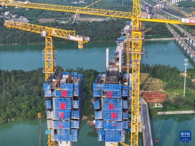 皇冠信用網哪里申请_江苏扬州:沪渝蓉高铁跨京杭运河斜拉桥建设有序推进
