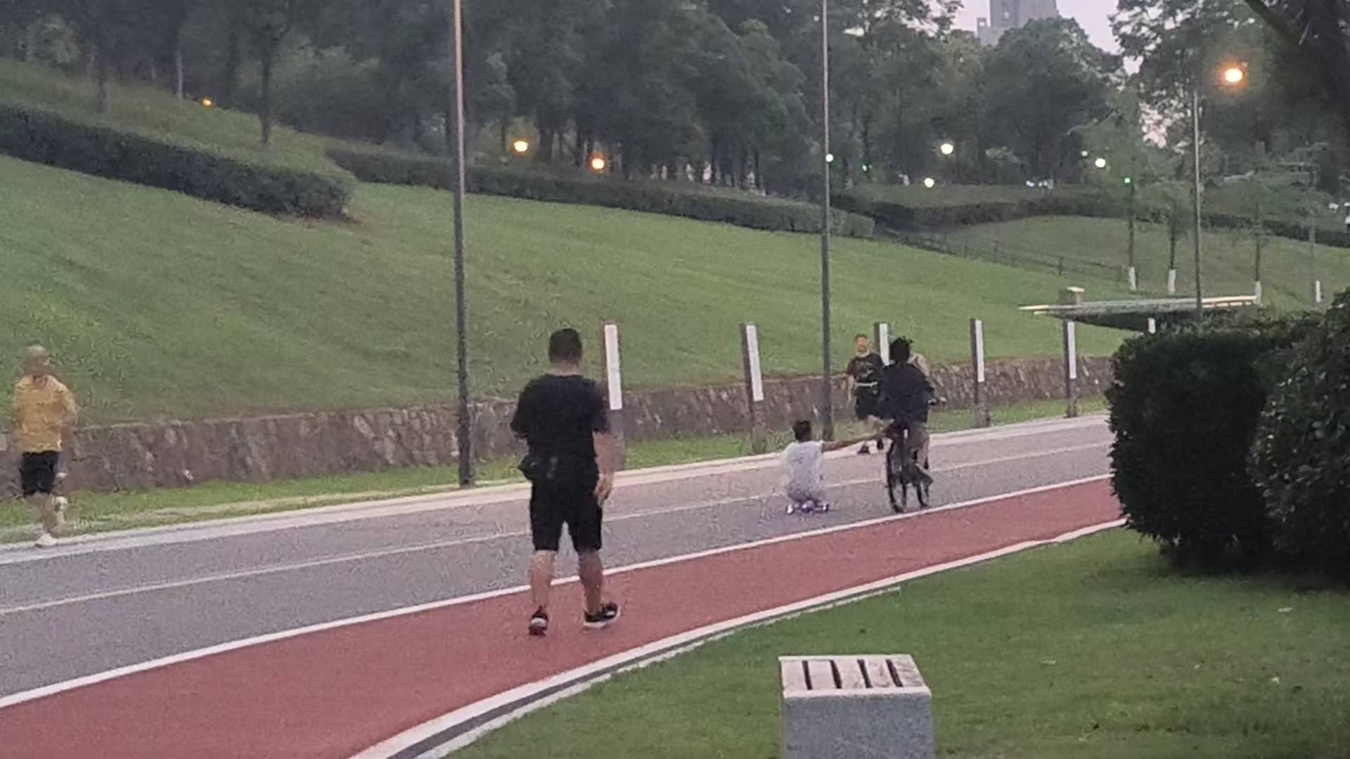 体育皇冠信用网_“时不时看到120来!”长沙一公园夜骑事故频发体育皇冠信用网,记者探访!多方回应