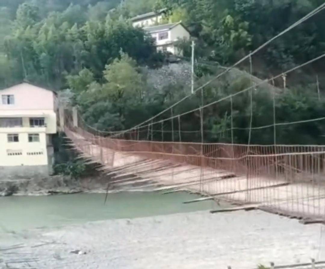 皇冠信用網出租
_重庆一7旬老人过索桥遇大风坠亡 村干部:行至中段遇狂风 索桥暂已封闭