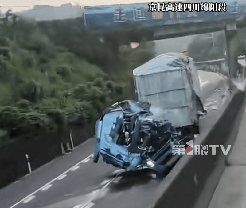 皇冠登录地址_痛心皇冠登录地址！43岁父亲和16岁儿子在四川高速遇难