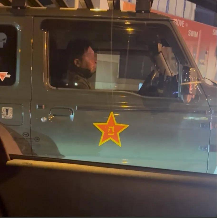 皇冠信用網登2代理_澳大利亚人抗议在车上贴中国八一军徽皇冠信用網登2代理！吓得还以为是中国来抓他的