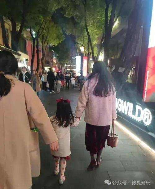 皇冠信用开号_离婚三年又被拍到亲密逛超市皇冠信用开号，他俩这是纯带娃还是真复合了？