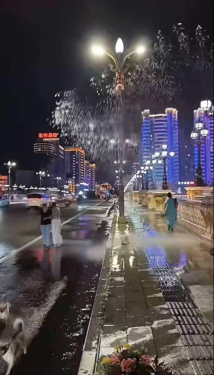 皇冠信用网_“路过的都没放过！”吉林延吉一喷泉转向喷向人行道皇冠信用网，当地：已恢复，是程序设定问题