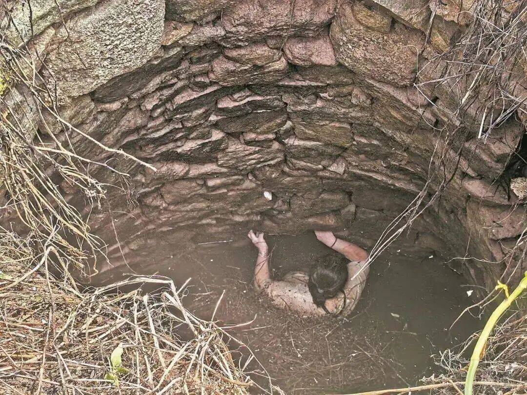 哥斯达黎加甲组联赛_多条蛇缠身哥斯达黎加甲组联赛，女子被咬了也不敢动！深井内苦撑54小时后……