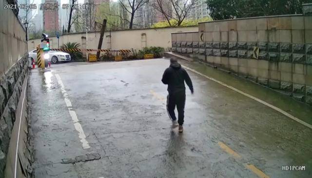 皇冠信用网代理如何注册_29岁女子遭丈夫碾轧拖拽8米死亡皇冠信用网代理如何注册，女方家属发声