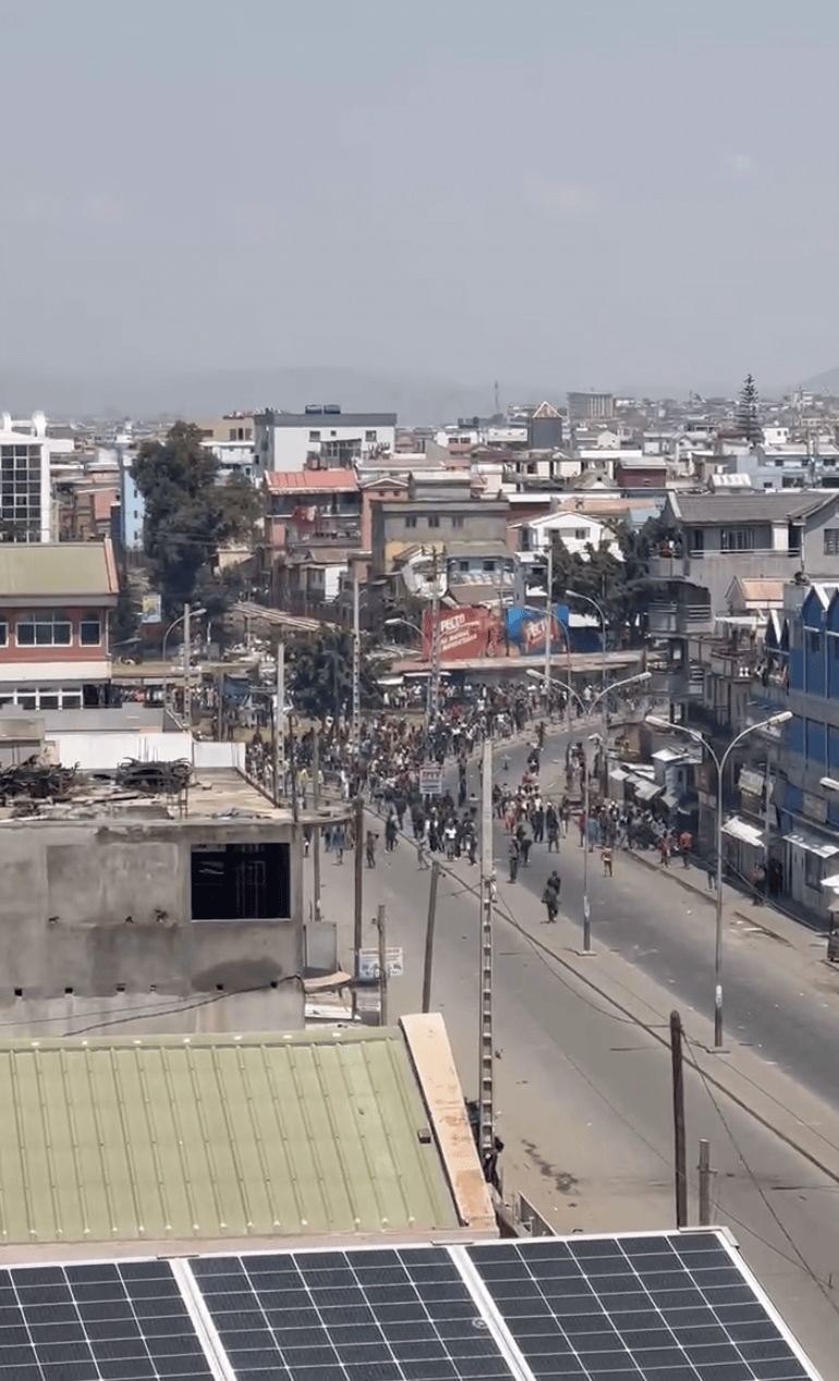 皇冠信用平台出租出售_马达加斯加首都发生骚乱华人商店被烧抢皇冠信用平台出租出售,当地华人:花钱请警察和部队,打退暴徒的进攻