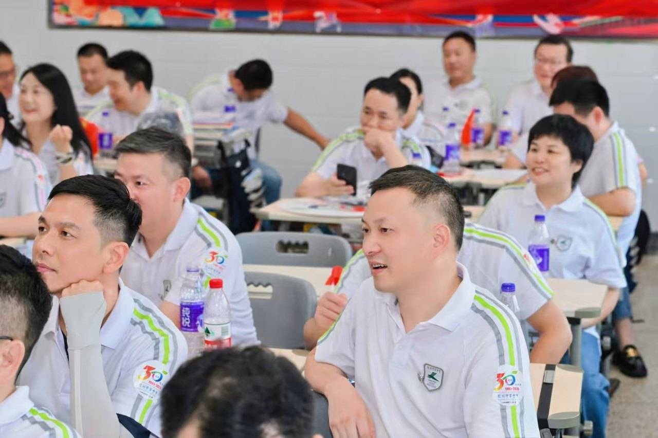 nba季后赛2025时间_那个让老师骄傲的“调皮”班级！30年同学聚会nba季后赛2025时间，还伴有一封来自贵州的感谢信