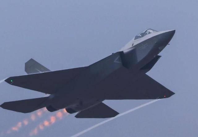 皇冠信用網代理申请_歼16单枪匹马皇冠信用網代理申请，击退两架F22？美媒承认：这2点比不过中国