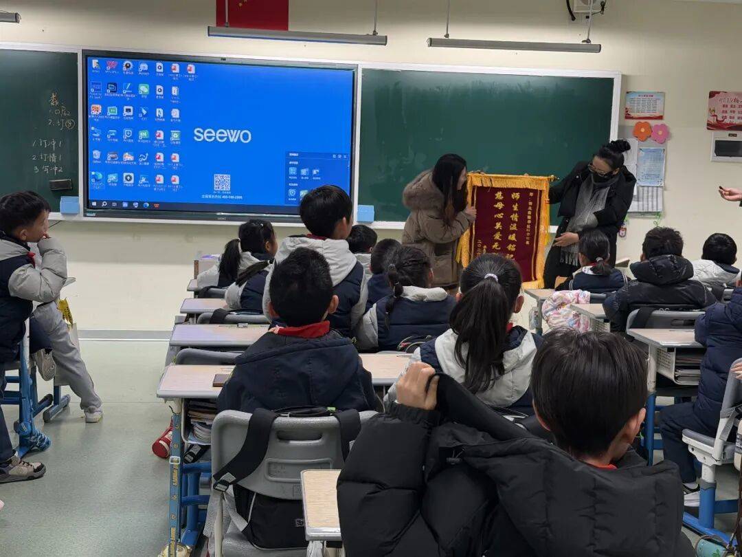 皇冠信用网注册_杭州小学女生躲在厕所偷偷哭皇冠信用网注册，医生建议休学！没想到2个月来，她一节课没落下！“原来除了爸爸妈妈，还有那么多人爱我”