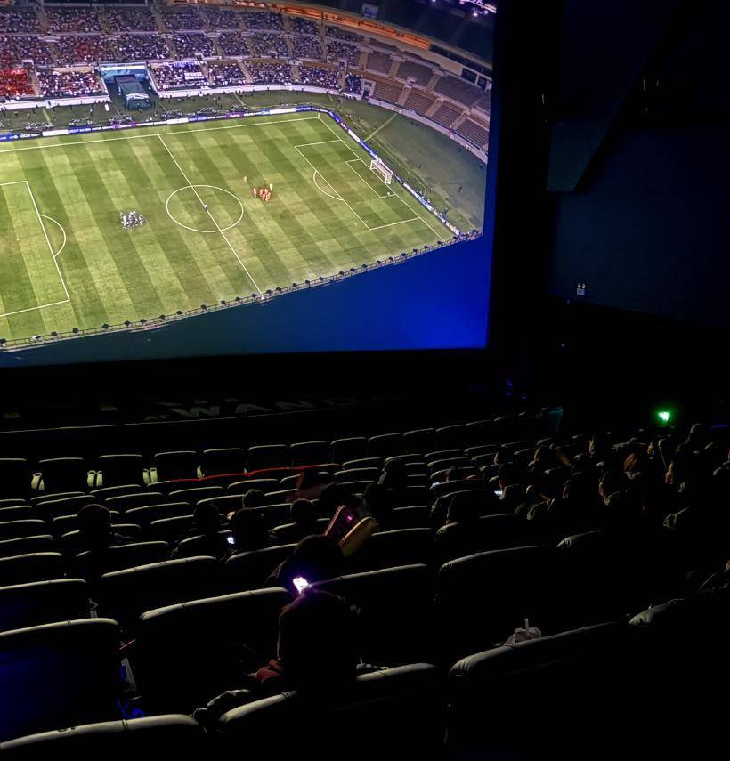 正版皇冠信用网开户_U23国足4球败给日本正版皇冠信用网开户，武汉球迷在影院观赛加油，赛前有车企承诺如夺冠为两名球员送车