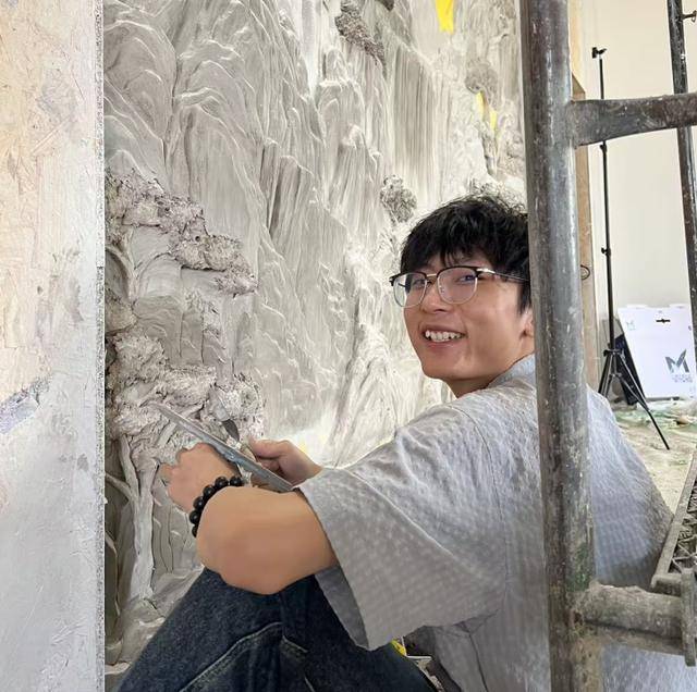 皇冠登3代理申请_两个00后刮腻子一年营收100多万元皇冠登3代理申请！梦想是画遍全球