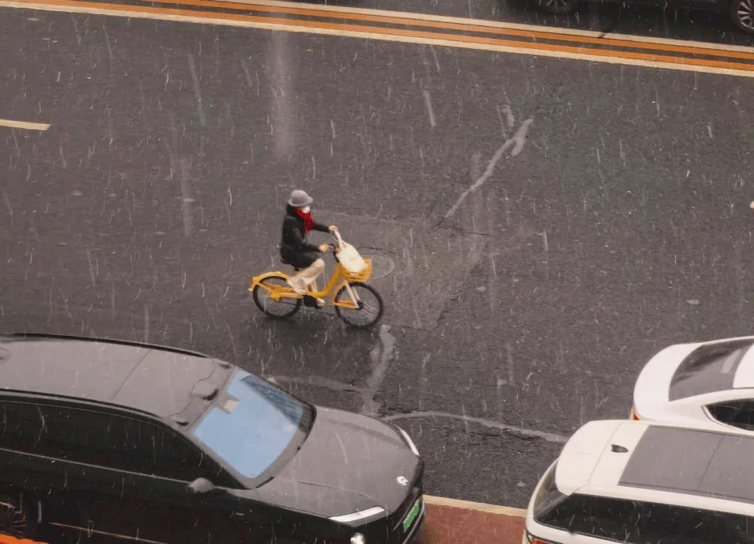 足球平台出租 _北京下雪啦！可能要下到前半夜足球平台出租 ，道路结冰黄色预警中