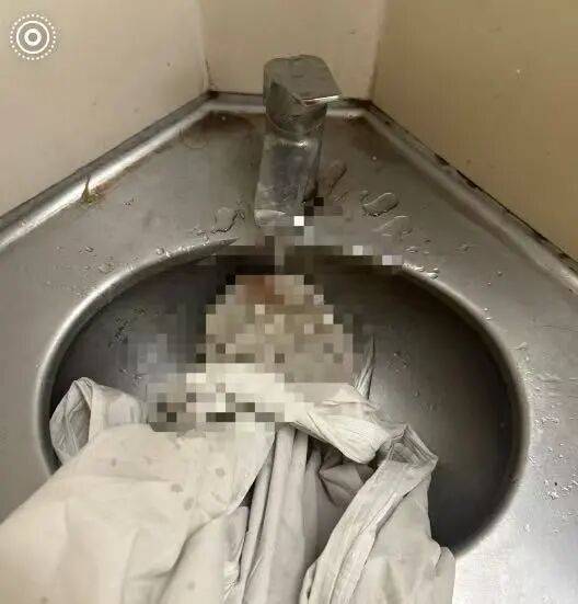 皇冠信用网正网_女子火车上突来月经弄脏卧铺床单皇冠信用网正网，列车员要求清洗或赔偿180元，12306客服回应