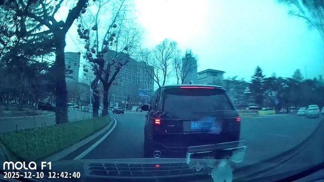 皇冠信用网怎么开户_路虎1分钟8次别停奔驰引发事故皇冠信用网怎么开户，警方认定却多次反转，奔驰维修加折旧损失近16万，无法走保险流程维权陷困