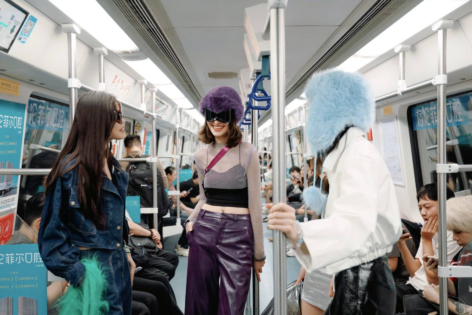皇冠信用网注册_没看出来皇冠信用网注册！她们穿的竟然是内衣！地铁站里的这场快闪太敢了