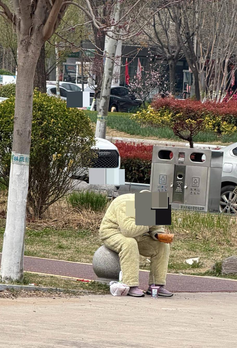 皇冠信用盘代理
_女子在高校门口偷吃外卖皇冠信用盘代理
,被学生发现后归还并称“又不脏,你们拿走吃吧”,校方回应