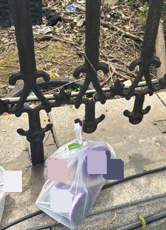 皇冠信用盘代理
_女子在高校门口偷吃外卖皇冠信用盘代理
,被学生发现后归还并称“又不脏,你们拿走吃吧”,校方回应