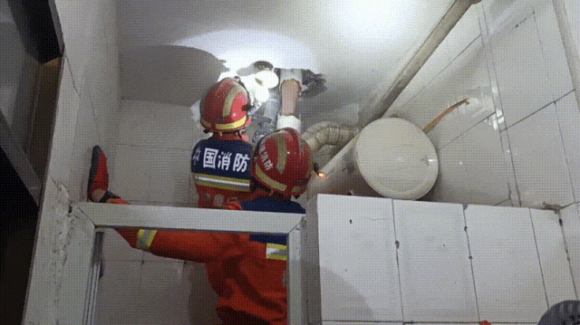 皇冠额度
_广州一女子洗澡时伸手捡掉入厕所的塑料瓶皇冠额度
,却被紧紧卡住右手“无法自拔”,消防营救回应