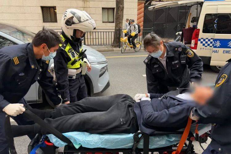 皇冠怎么代理
_上海街头一男子突然倒地抽搐皇冠怎么代理
,死死咬住交警手指!120赶到时才发现……