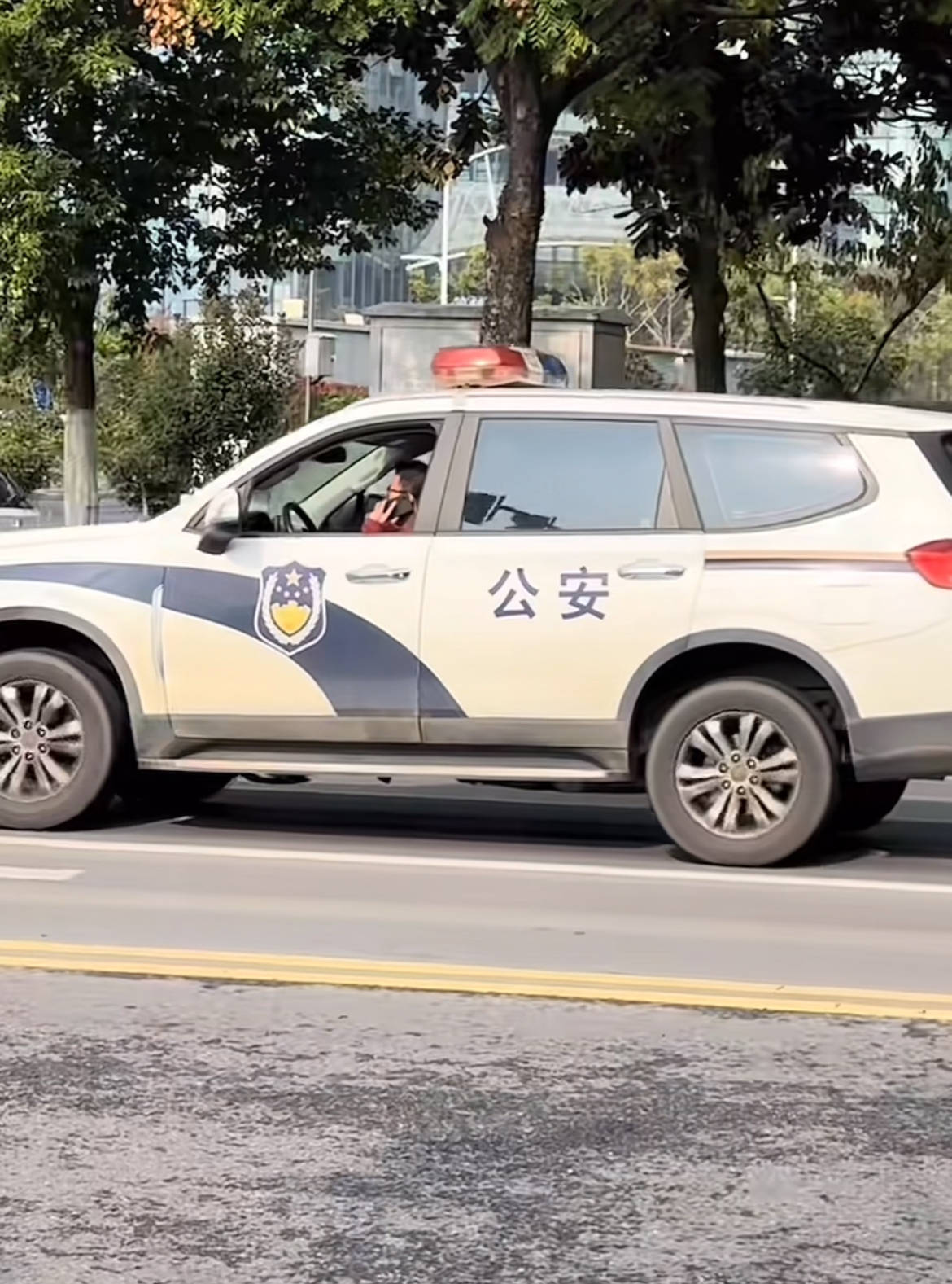 世界杯比赛盘口 _南京一便衣男子开警车打电话世界杯比赛盘口 ，当地交警：罚款50元记3分，未穿制服由其单位内部处理