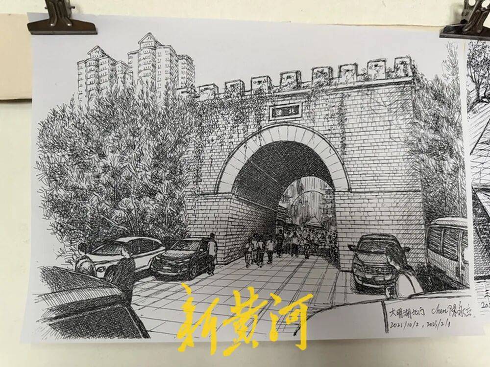 世界杯买球竞猜 _82岁济南大爷退休后拿起钢笔世界杯买球竞猜 ，用上万笔勾勒城市建筑，“每一幅都是‘会说话的老照片’”