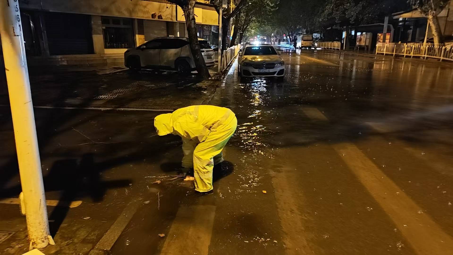 世界杯足球平台出租
_大到暴雨夜袭武汉世界杯足球平台出租
,目前全市主次干道无积水