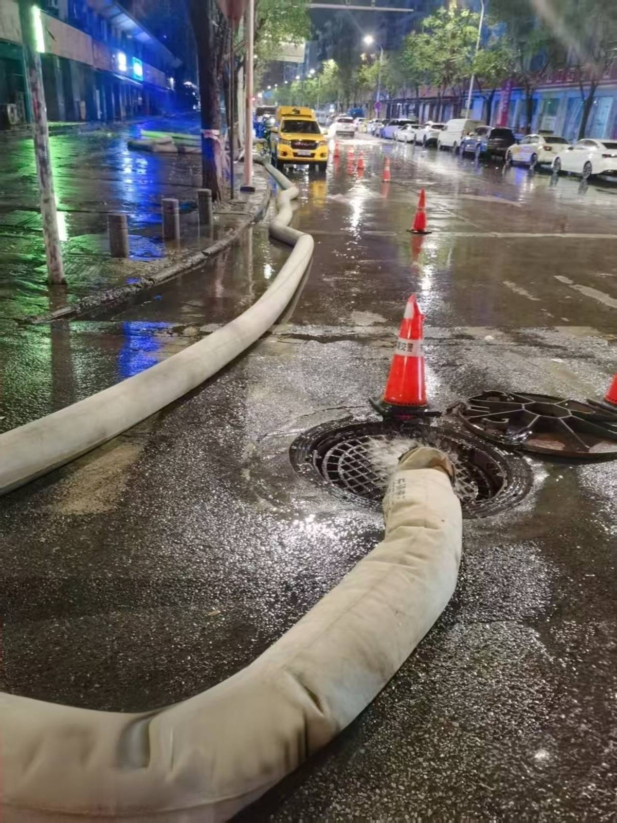 世界杯足球平台出租
_大到暴雨夜袭武汉世界杯足球平台出租
,目前全市主次干道无积水