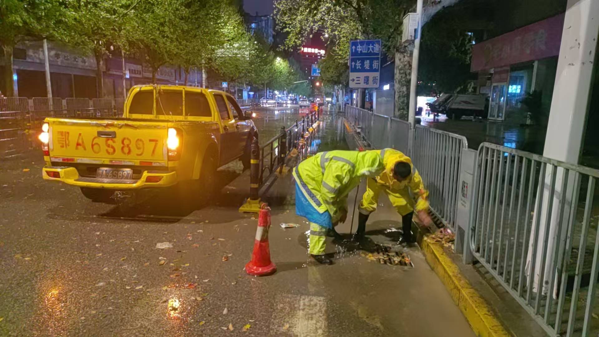 世界杯足球平台出租
_大到暴雨夜袭武汉世界杯足球平台出租
,目前全市主次干道无积水