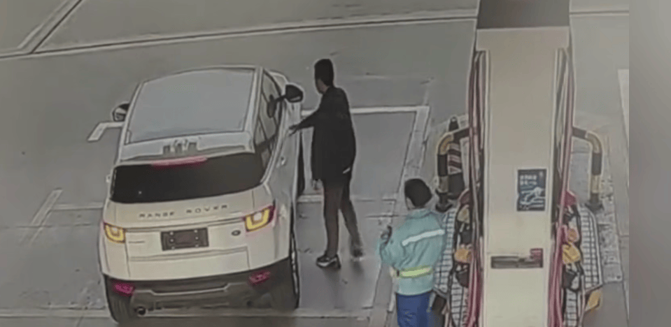 新2网址
_男子驾驶路虎车加油后逃单?工作人员:加了500元新2网址
!只能自掏腰包补上......