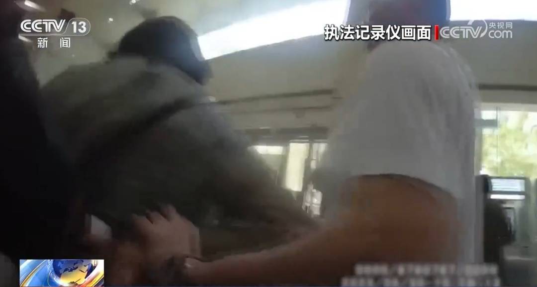 正版足球出租
_全是演员!事发上海闹市区正版足球出租
,网友怒了:无法无天,这是上海好嘛