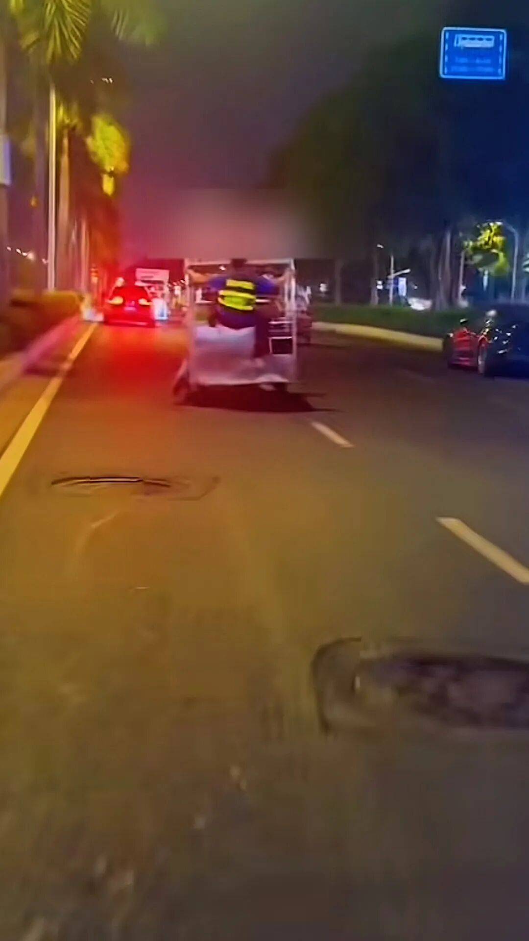 足球世界杯官方用球 _广西南宁一城管爬上摊贩三轮车被带行两三百米？当地回应：当时正在执法足球世界杯官方用球 ，已提醒注意工作方法