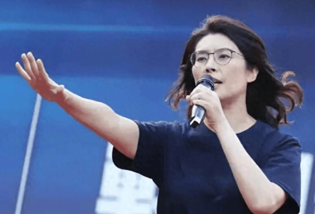 足球世界俱乐部杯 _做了连战马英九没敢做的事足球世界俱乐部杯 ，郑丽文专机飞进北京，岛内风向恐大变