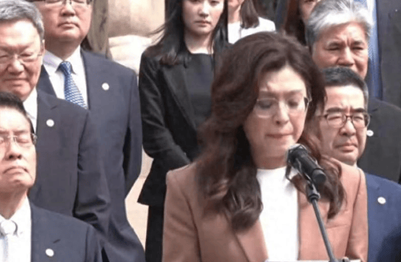 足球世界俱乐部杯 _做了连战马英九没敢做的事足球世界俱乐部杯 ，郑丽文专机飞进北京，岛内风向恐大变