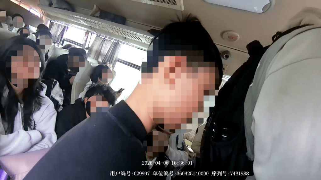 足球受让盘 _“车厢内拥挤不堪足球受让盘 ，部分无座乘客相互‘挤’在角落板凳上”，江西一19座客车载35人严重超载，司机涉嫌危险驾驶罪，被警方依法刑事拘留