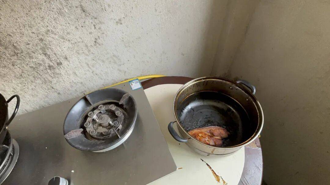 足球信用盘登3网址 _宁波一男子炖肉后回房熟睡足球信用盘登3网址 ，被叫醒时惊讶地发现床边围满消防员！因锅底烧穿浓烟弥漫楼道，邻居报警